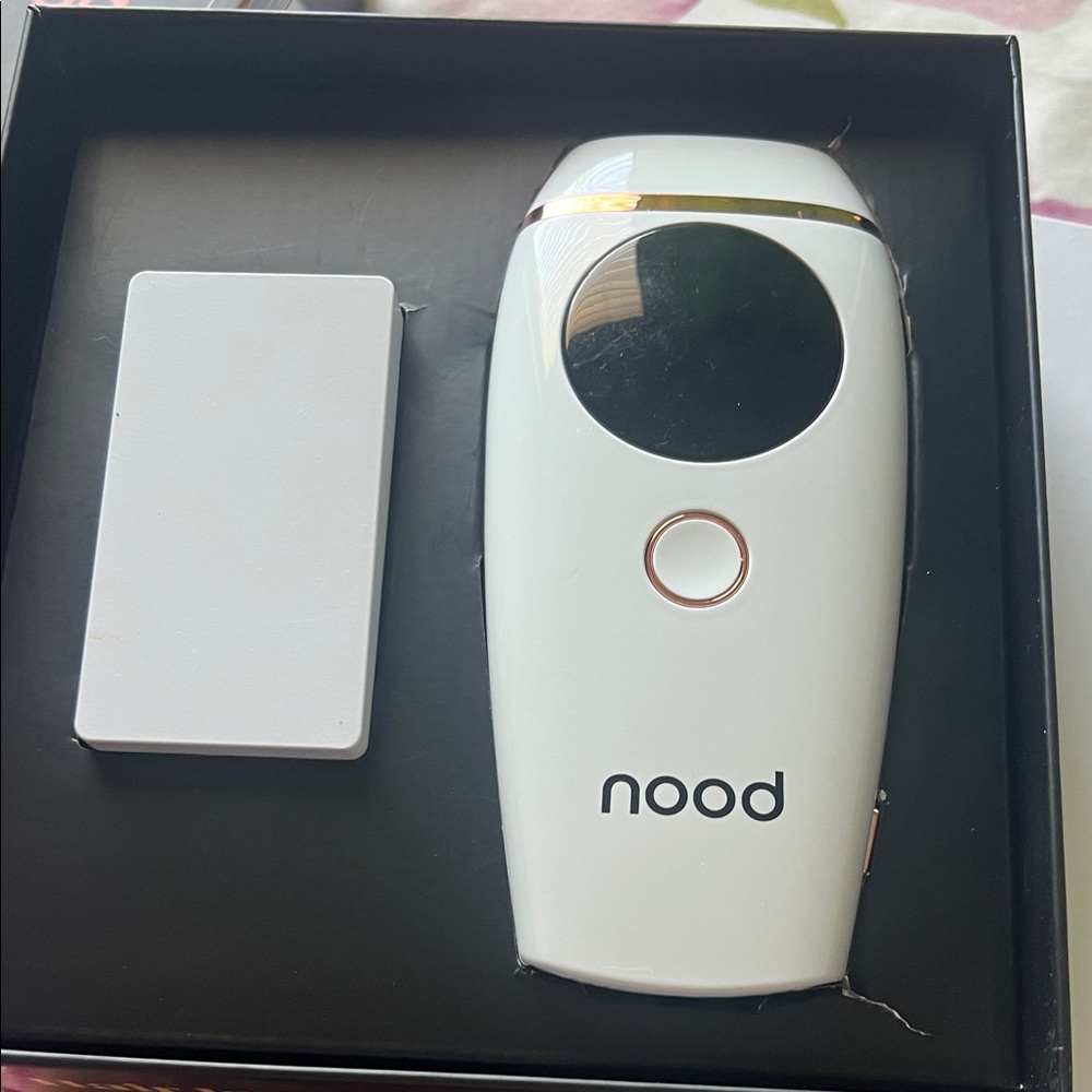 Nood Elegant White and Gold Skincare Tool